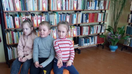 Юные читатели в гостях у библиотеки д. Ручки