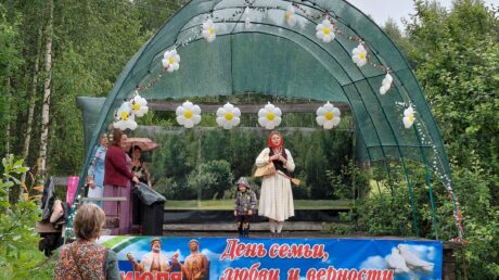 Семья согрета любовью, всегда надежна и крепка