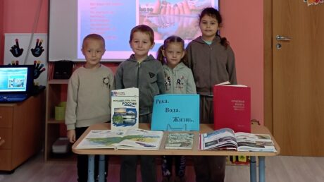 С голубого ручейка начинается река